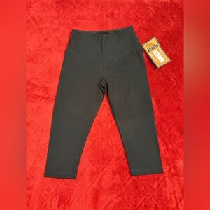 Lyssé Tummy Control Capri Leggings